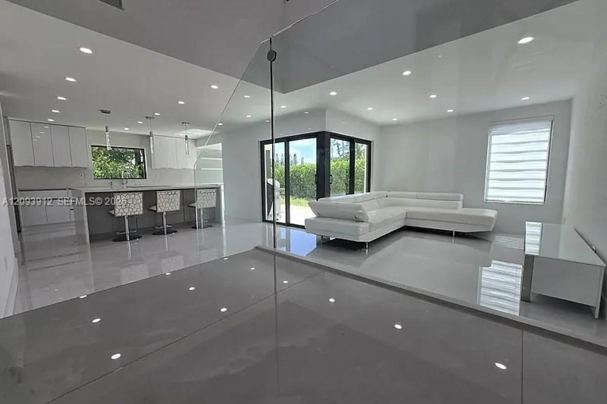 6711 SW 127th Pl, Miami: photo 1 of 17