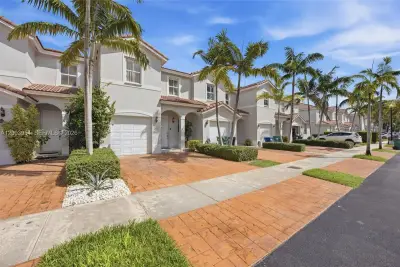 1025 NE 207th Ter, Miami: photo 1 of 43