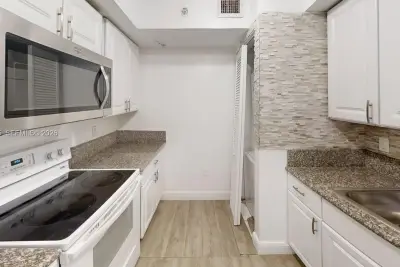 219 NW 12th Ave #514, Miami: photo 1 of 10