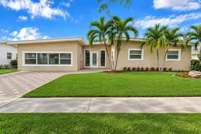 2251 NE 191st St, Miami: photo 1 of 18