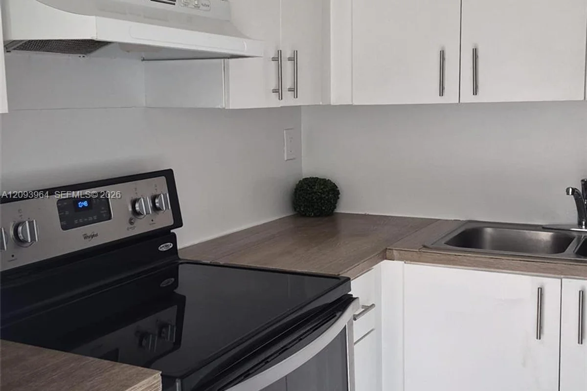 1944 SW 6th St #5, Miami: photo 1 of 12