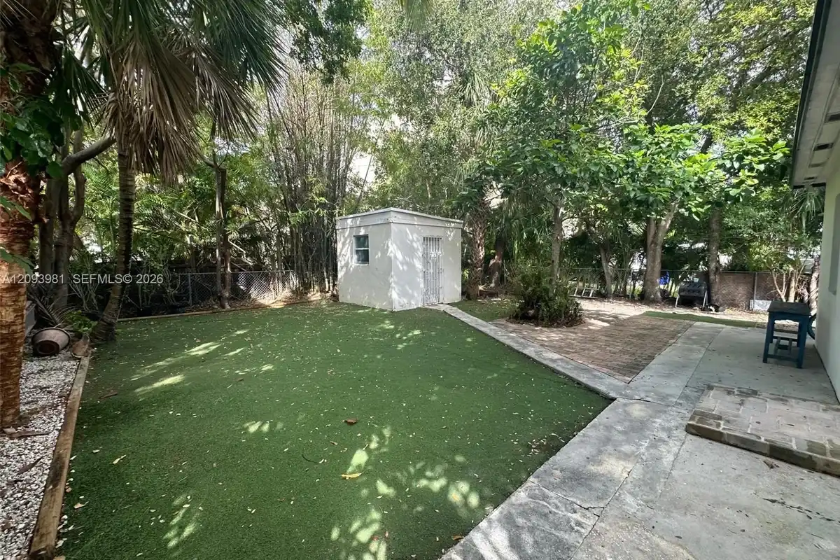 563 NE 65th St, Miami: photo 1 of 7