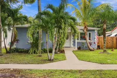 245 SW 5th St, Dania Beach: photo 1 of 30