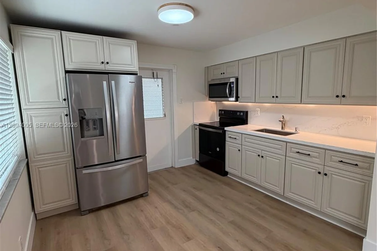 708 SW 7th Ave, Hallandale Beach: photo 1 of 23