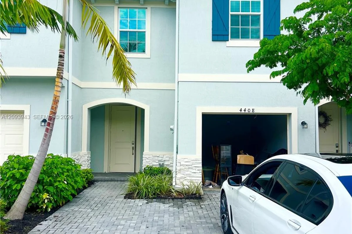 Townhouse in Lake Worth: photo 1 of 16