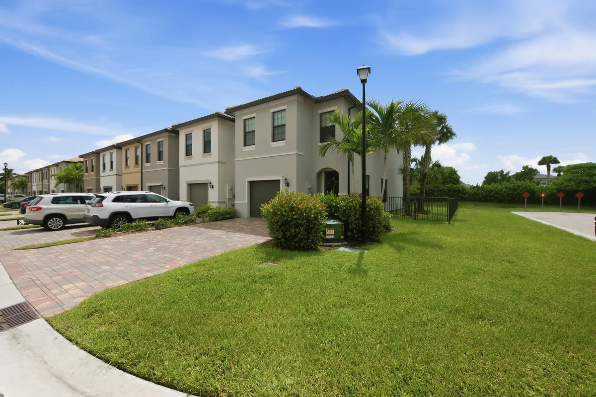 8672 Escue St, Lake Worth: photo 1 of 28