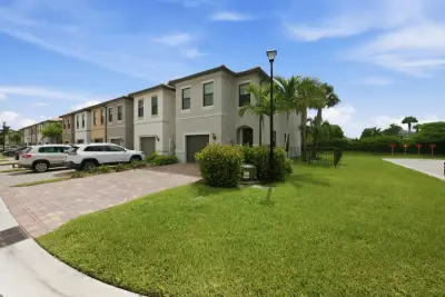 8672 Escue St, Lake Worth: photo 1 of 28
