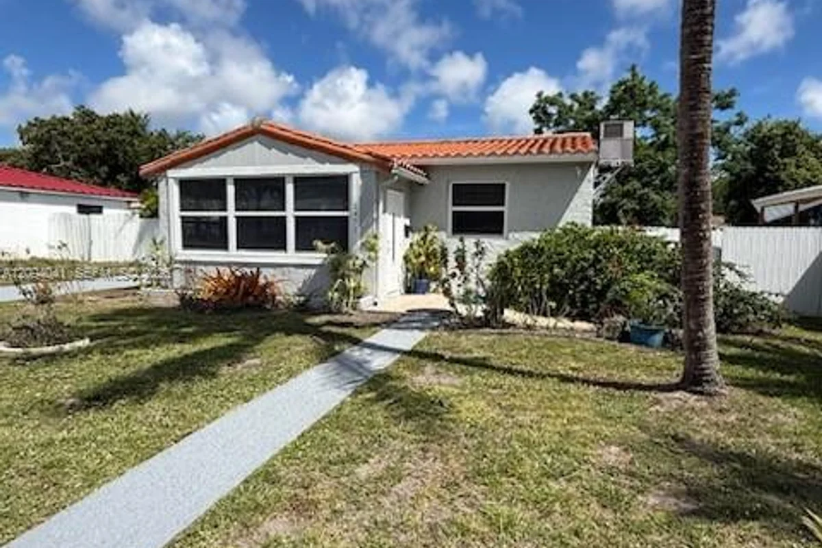 2471 Dewey St, Hollywood: photo 1 of 20