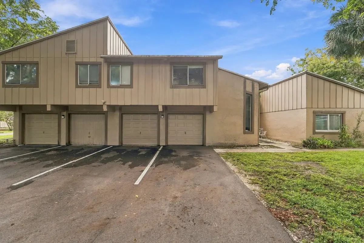 5854 NW 21st St #43-E, Lauderhill: photo 1 of 25
