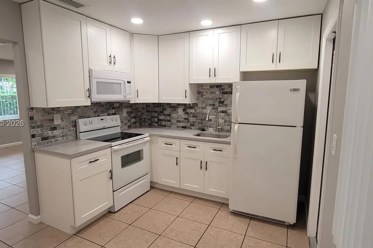 2533 Garfield St #A, Hollywood: photo 1 of 8