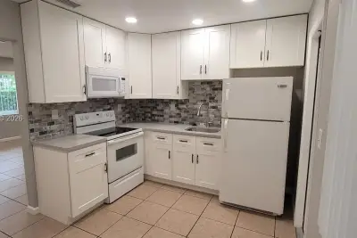 2533 Garfield St #A, Hollywood: photo 1 of 8