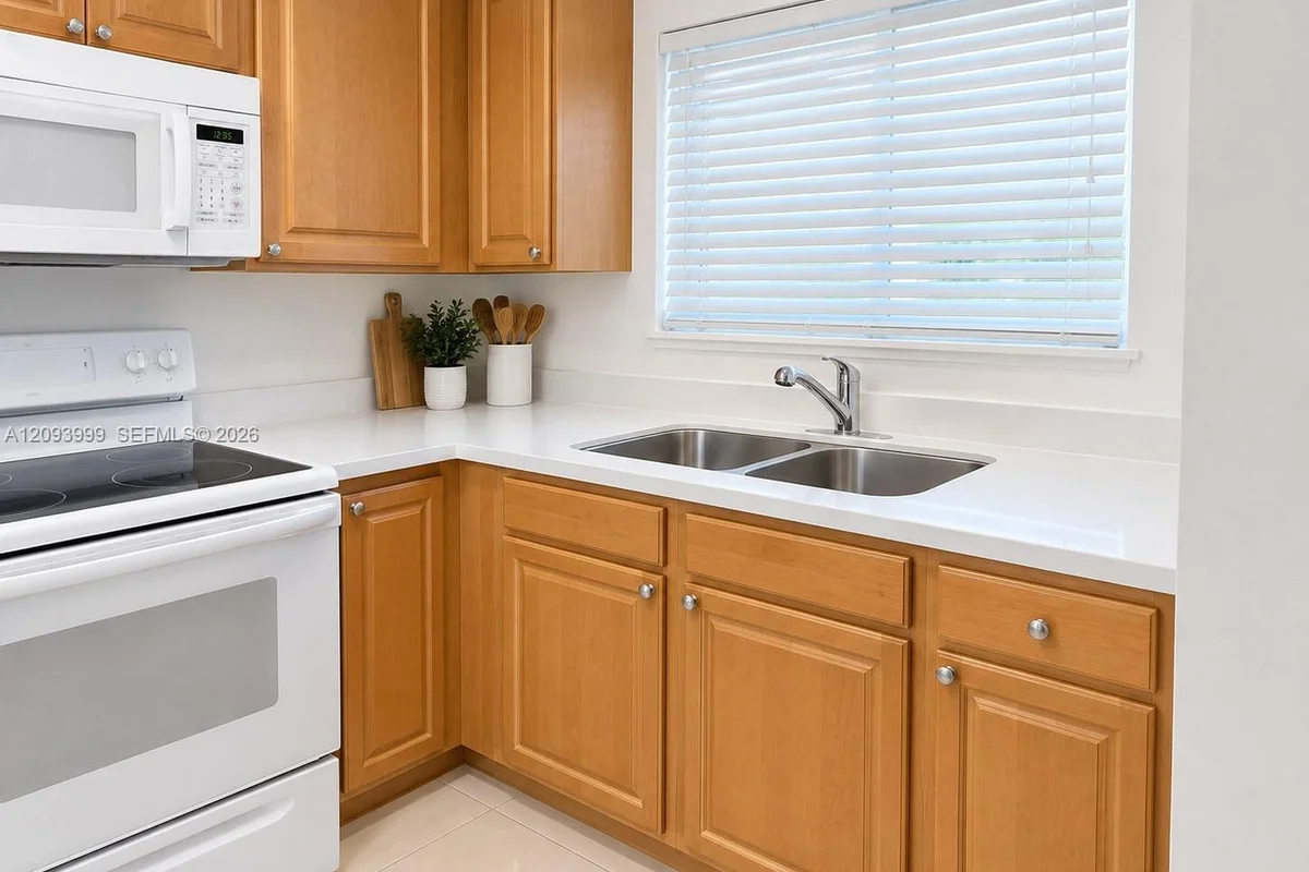 770 NE 128th St #102, North Miami: photo 1 of 7