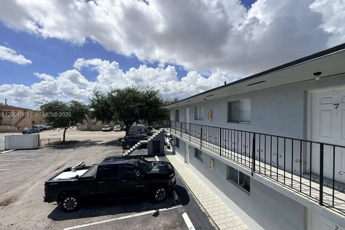 159 W 8th St #8, Hialeah: photo 1 of 9