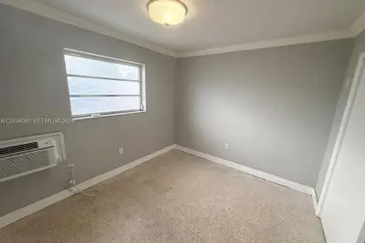 990 SW 4th St #7, Miami: photo 1 of 10