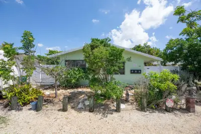 805 NE 40th St #1-3, Oakland Park: photo 1 of 30