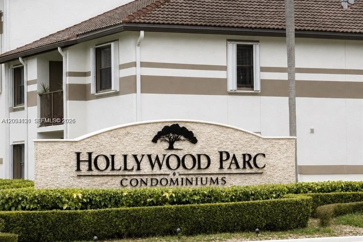540 S Park Rd #16-9, Hollywood: photo 1 of 18
