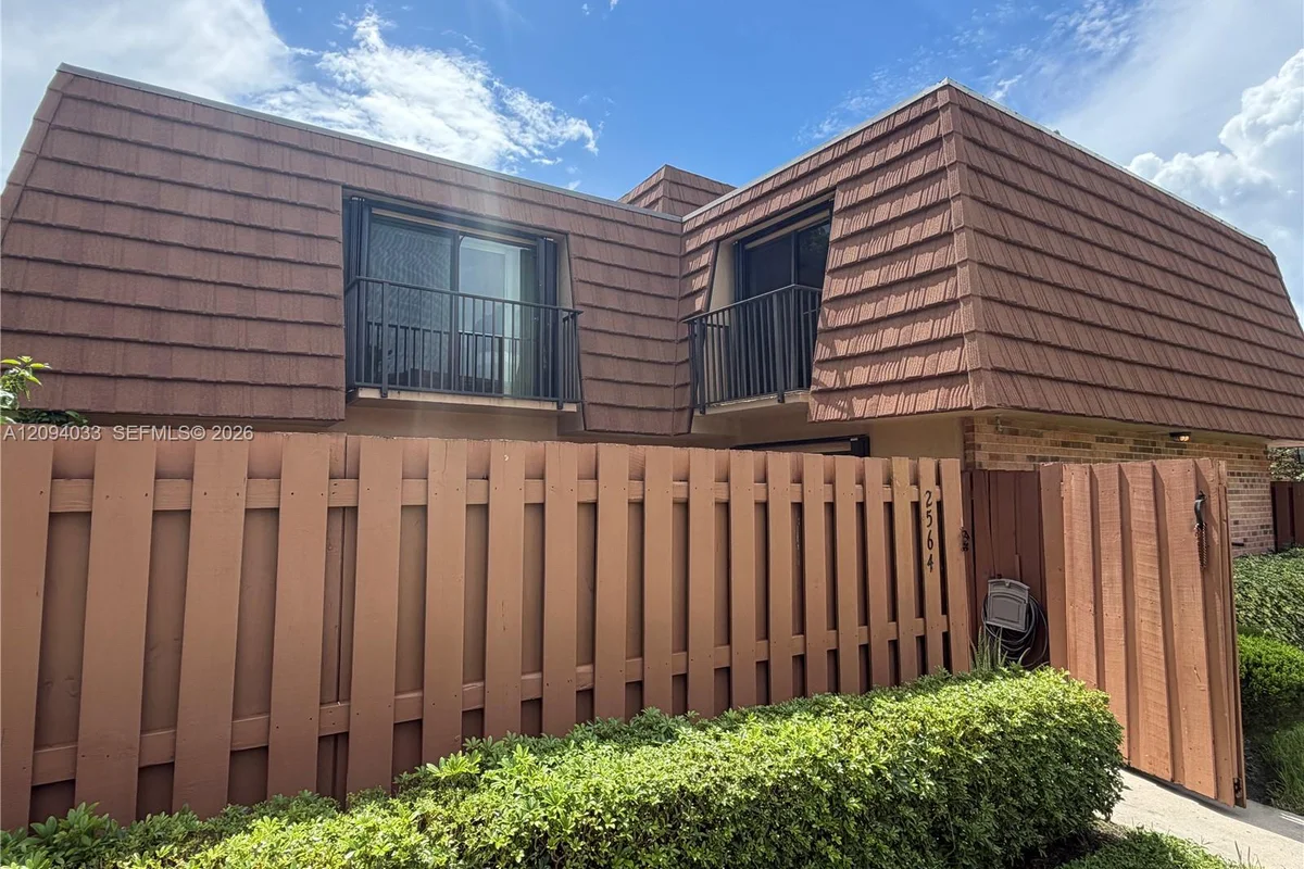 2564 Lakeview Ct, Cooper City: photo 1 of 25