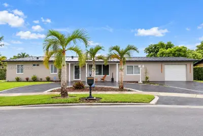 12910 SW 82nd St, Miami: photo 1 of 13