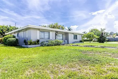 1300 SE 7th Ct, Deerfield Beach: photo 1 of 27