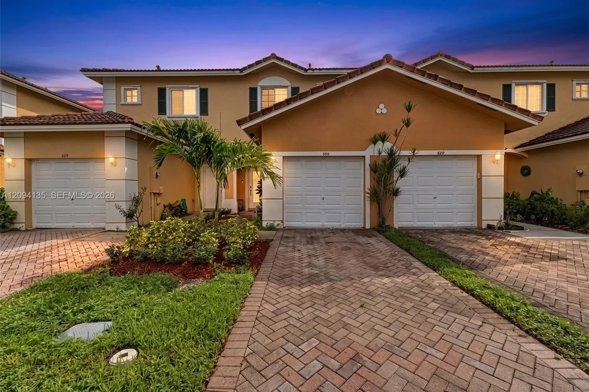 590 Princess Dr, Margate: photo 1 of 45