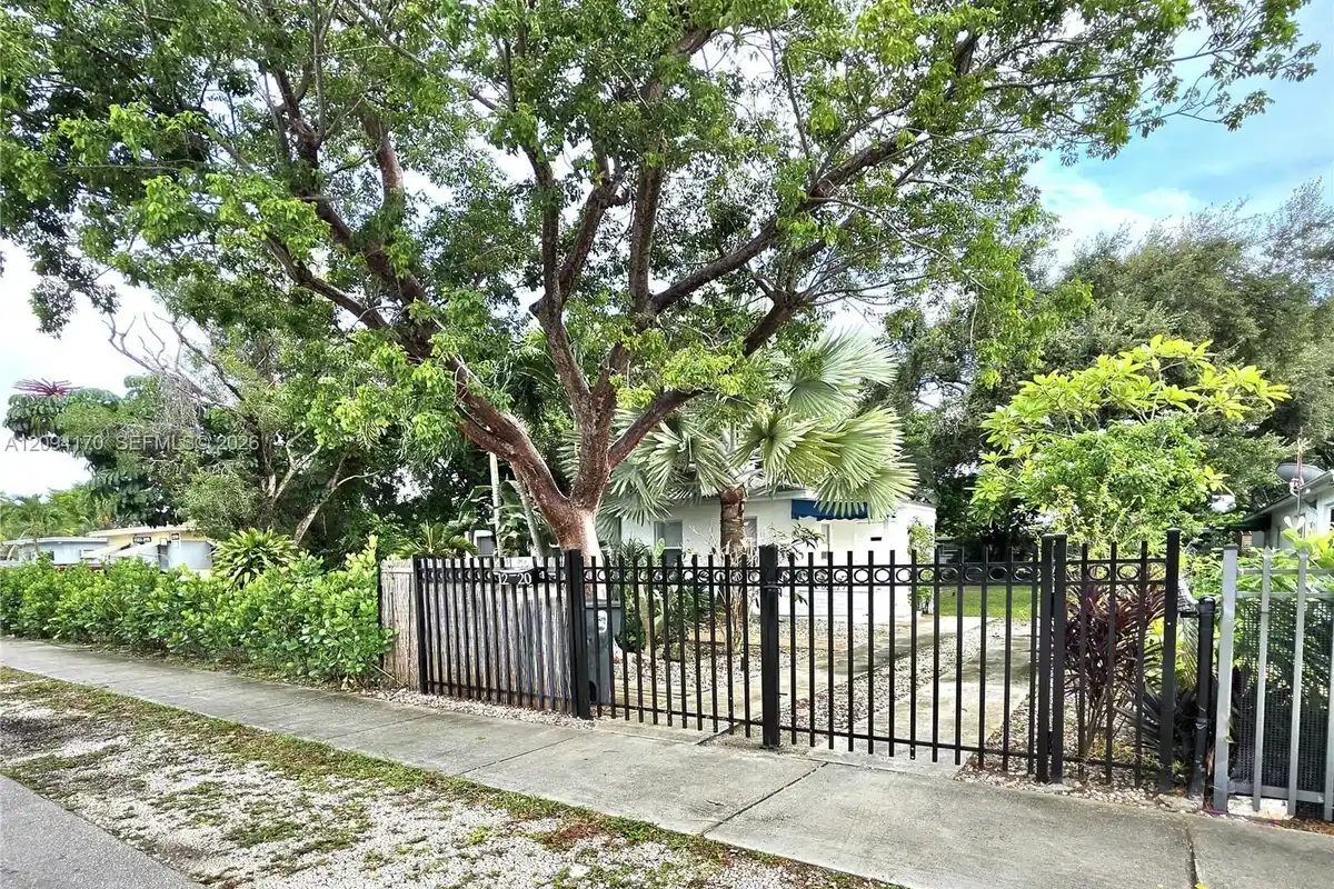 1220 NE 128th St, North Miami: photo 1 of 38