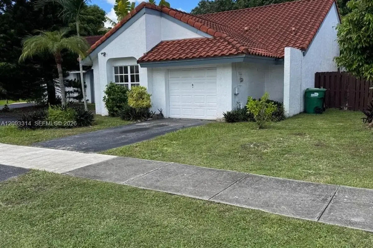 House in Miami: photo 1 of 30