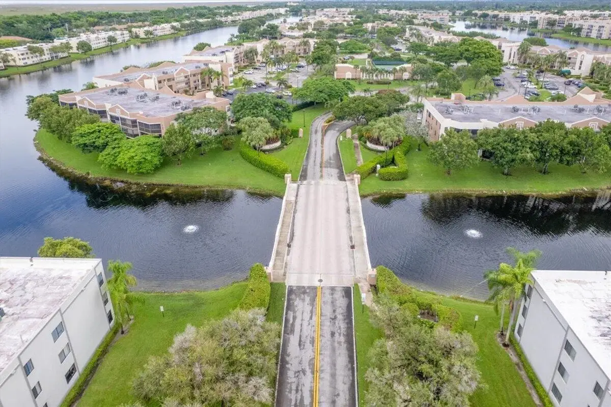 7501 Fairfax Dr, Tamarac: photo 1 of 39