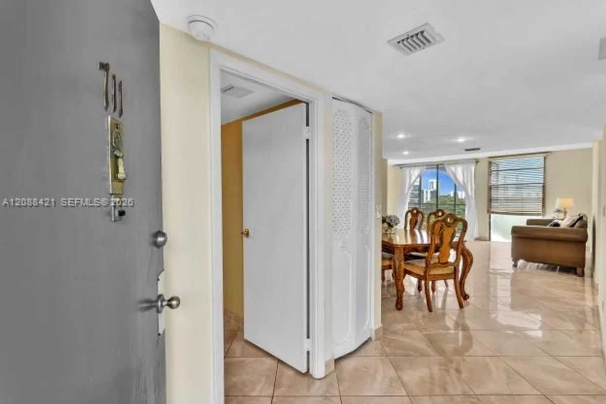 20400 W Country Club Dr #711, Aventura: photo 1 of 24