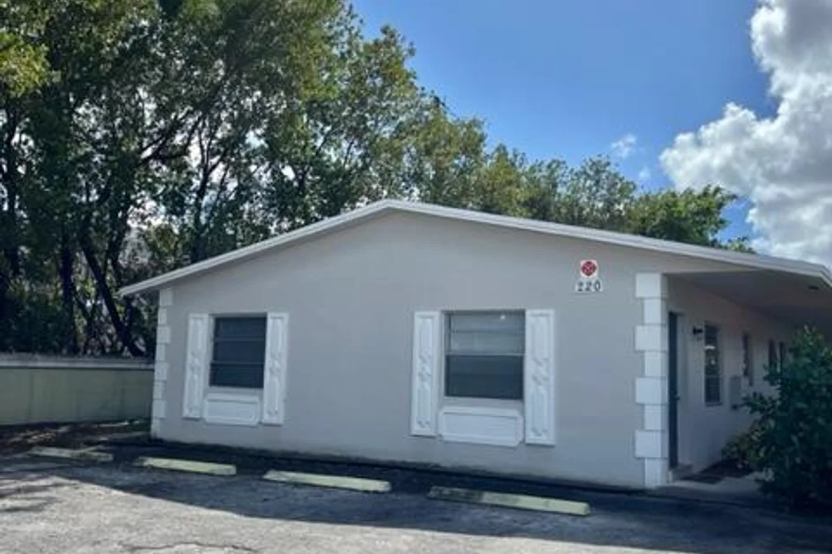 220 SW 8th St #2, Fort Lauderdale: photo 1 of 11