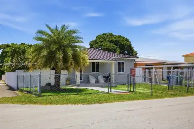 301 SW 36th Ave, Miami: photo 1 of 25