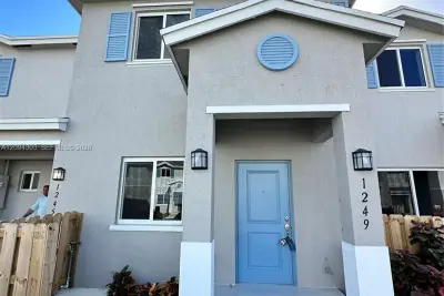1245 NW 3rd Ln, Florida City: photo 1 of 16