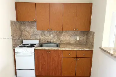 690 NE 85th St #1D, Miami: photo 1 of 4
