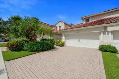1384 W Harbor View W, Hollywood: photo 1 of 5