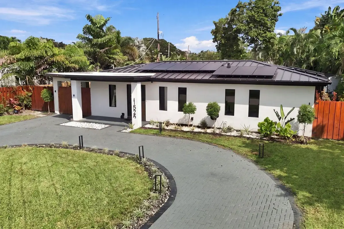 1525 NE 27th St, Wilton Manors: photo 1 of 26