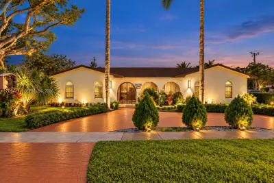 19901 Highland Lakes Blvd, Miami: photo 1 of 44