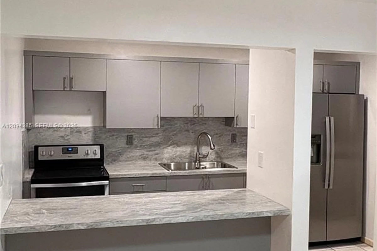 Townhouse in Miami Gardens: photo 1 of 10