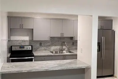 Townhouse in Miami Gardens: photo 1 of 10