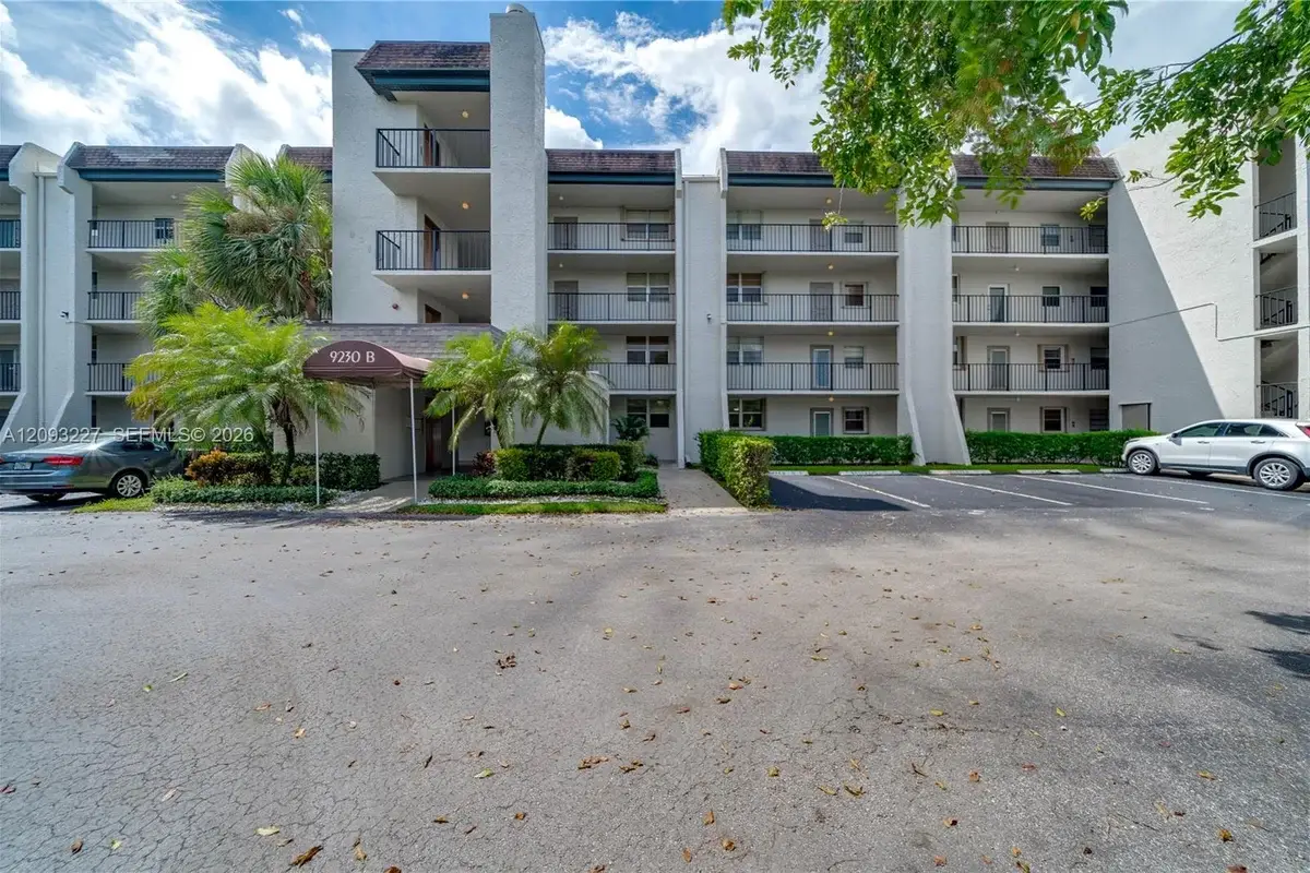 9230 Lagoon Pl #111, Davie: photo 1 of 13