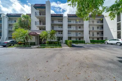 9230 Lagoon Pl #111, Davie: photo 1 of 13