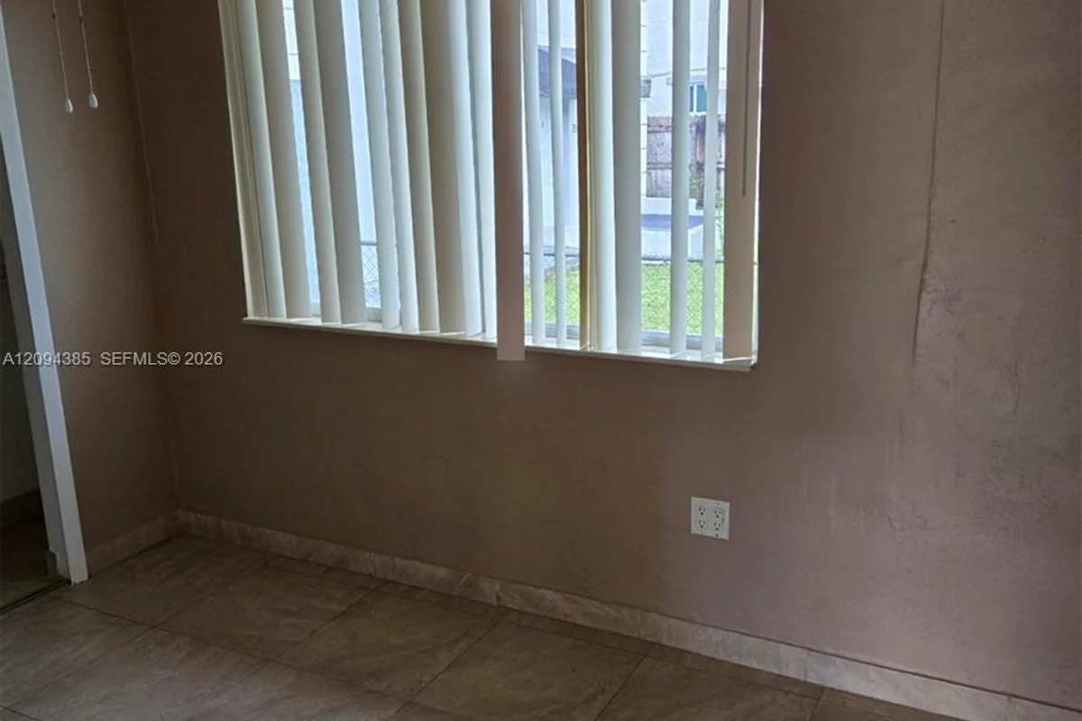 354 W 19th St, Hialeah: photo 1 of 5
