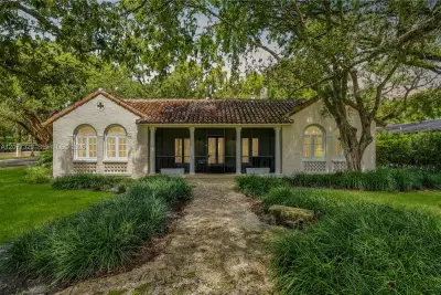 665 N Greenway Dr, Coral Gables: photo 1 of 35