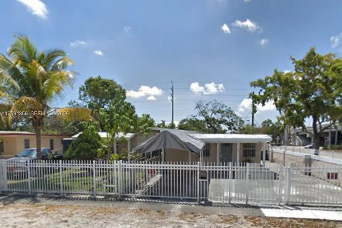 580 NW 136th St, North Miami: photo 1 of 5