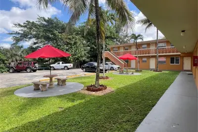 7155 W 14th Ct #9, Hialeah: photo 1 of 2