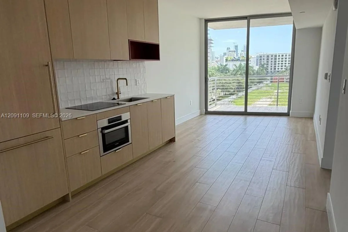 90 NE 32nd St #427, Miami: photo 1 of 21