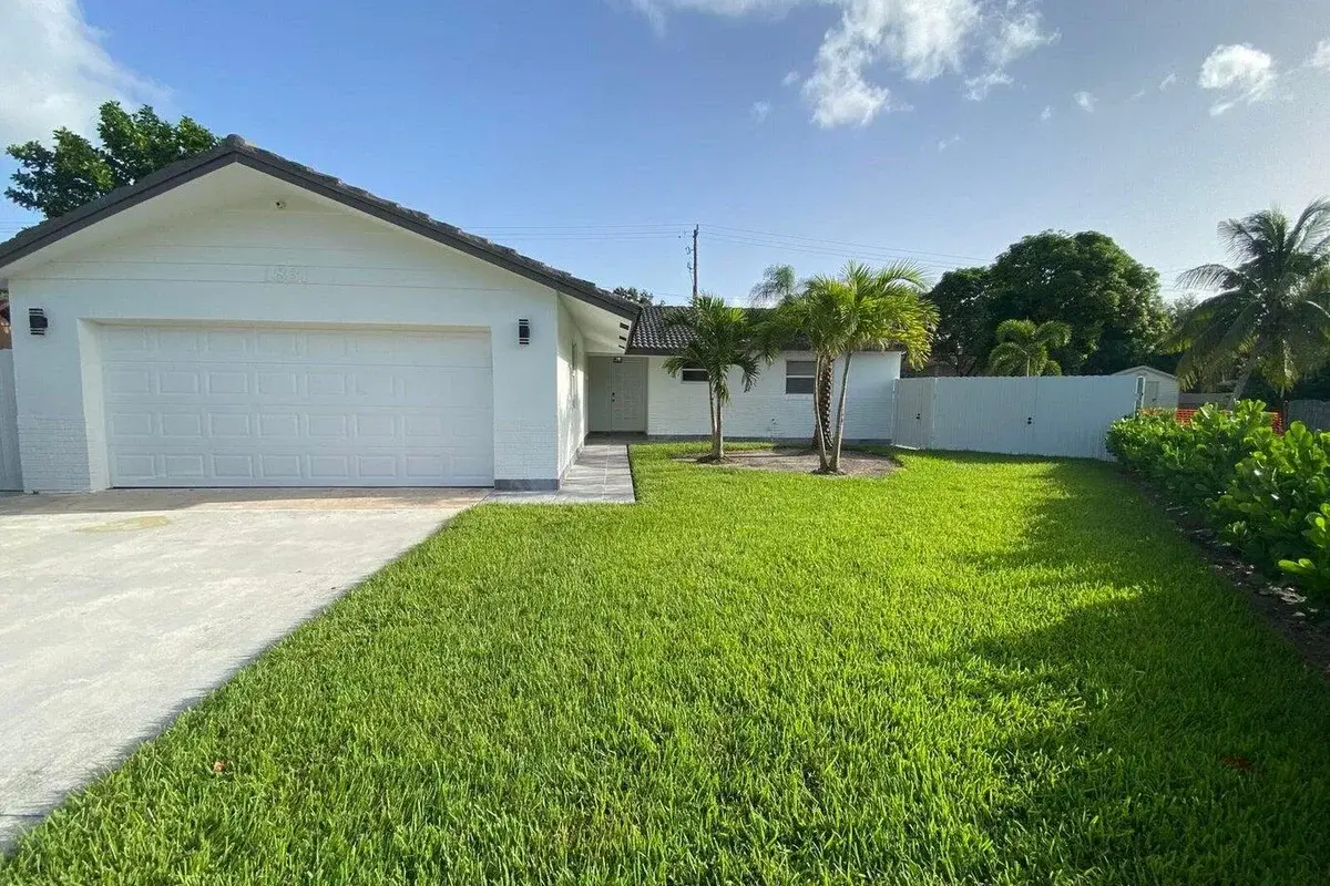 1831 East Ct, Lake Clarke Shores: photo 1 of 11