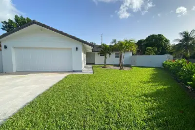 1831 East Ct, Lake Clarke Shores: photo 1 of 11