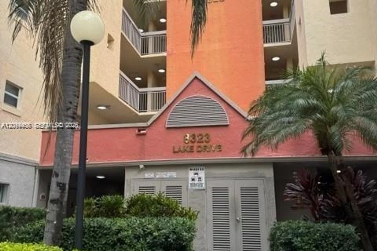 8323 Lake Dr #102, Doral: photo 1 of 11