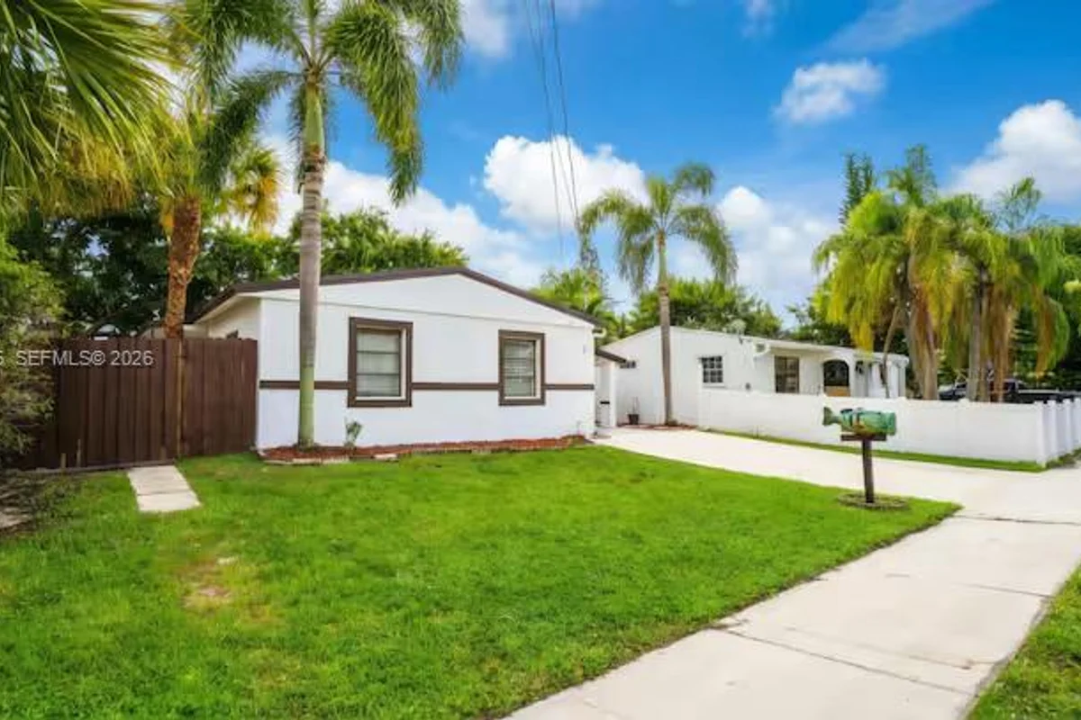 2634 Thomas St, Hollywood: photo 1 of 14