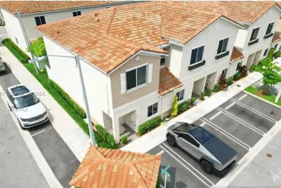 2823 NW 181st St, Miami Gardens: photo 1 of 32