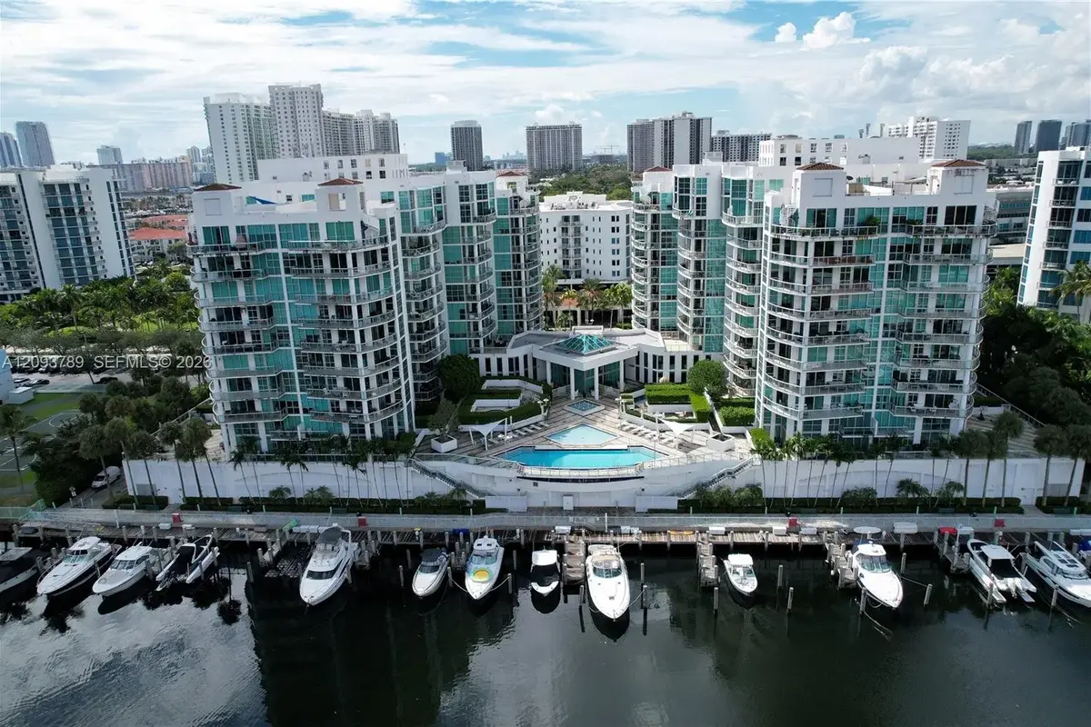 Condo in Aventura: photo 1 of 26